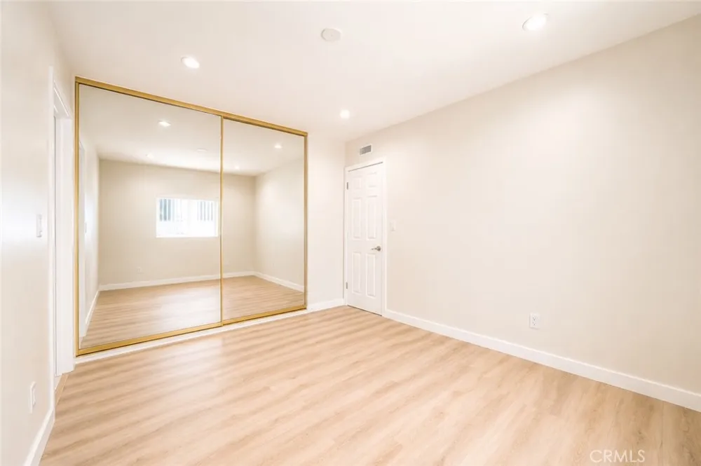 19930 Hatton Street Winnetka, CA 91306