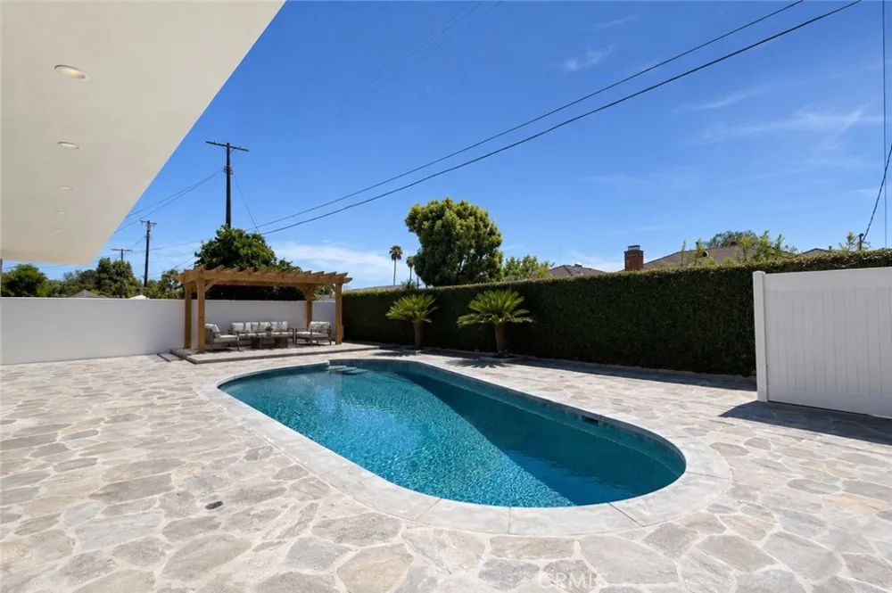 19930 Hatton Street Winnetka, CA 91306