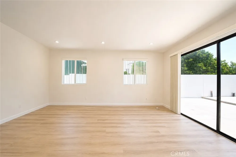 19930 Hatton Street Winnetka, CA 91306