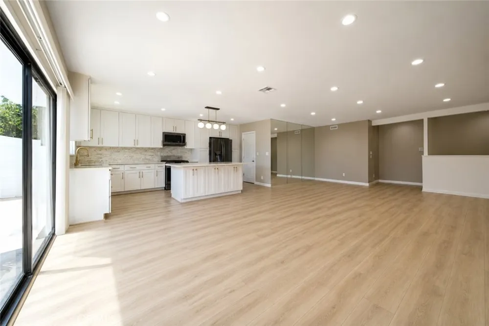 19930 Hatton Street Winnetka, CA 91306