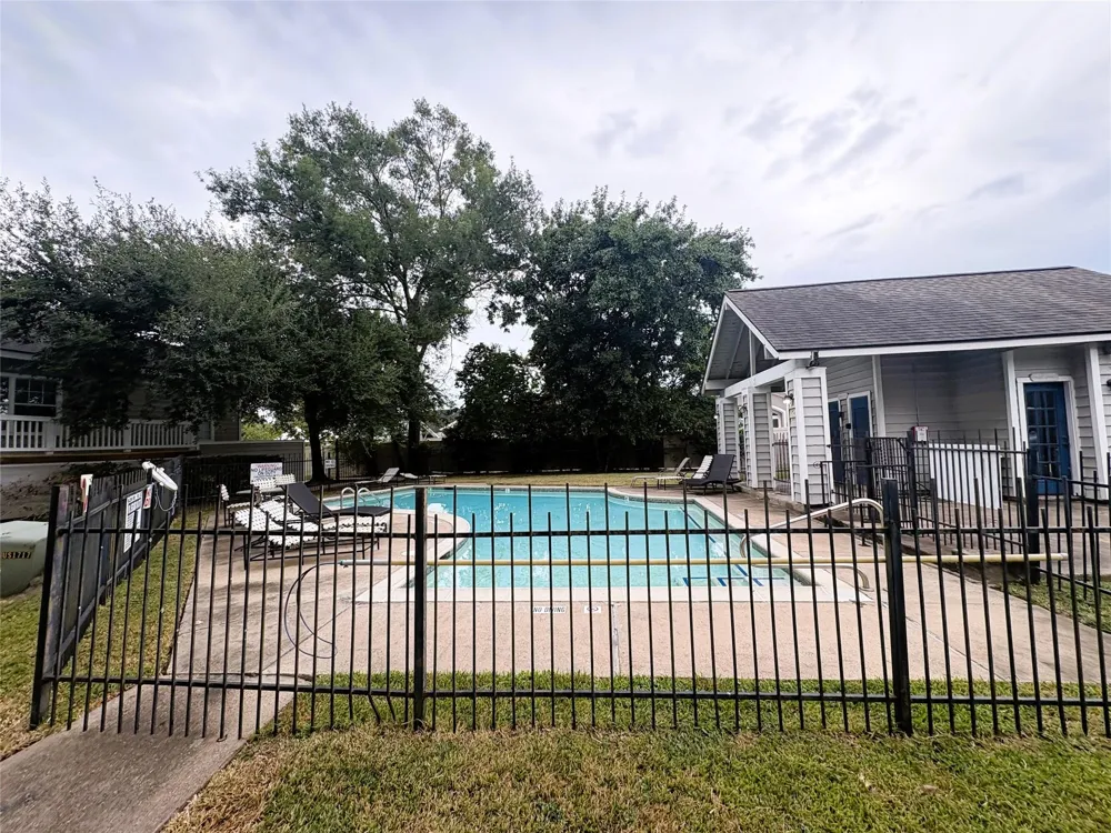 111 Dunbar Estates Drive #702 Friendswood, TX 77546