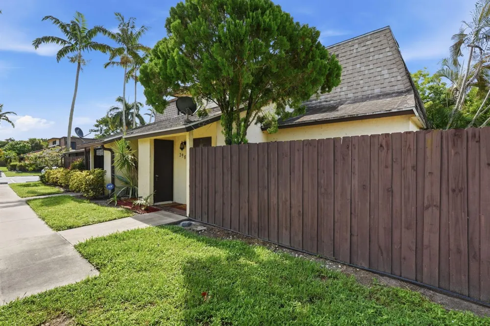 2985 GENOA PLACE #2985 West Palm Beach, FL 33406