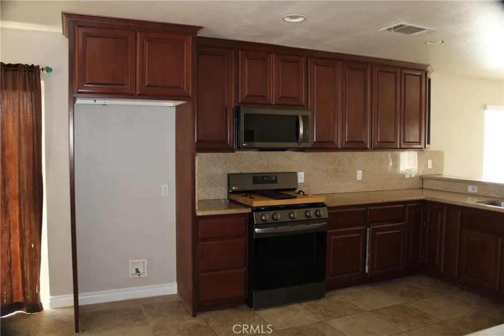 12072 Pacific Phelan, CA 92371