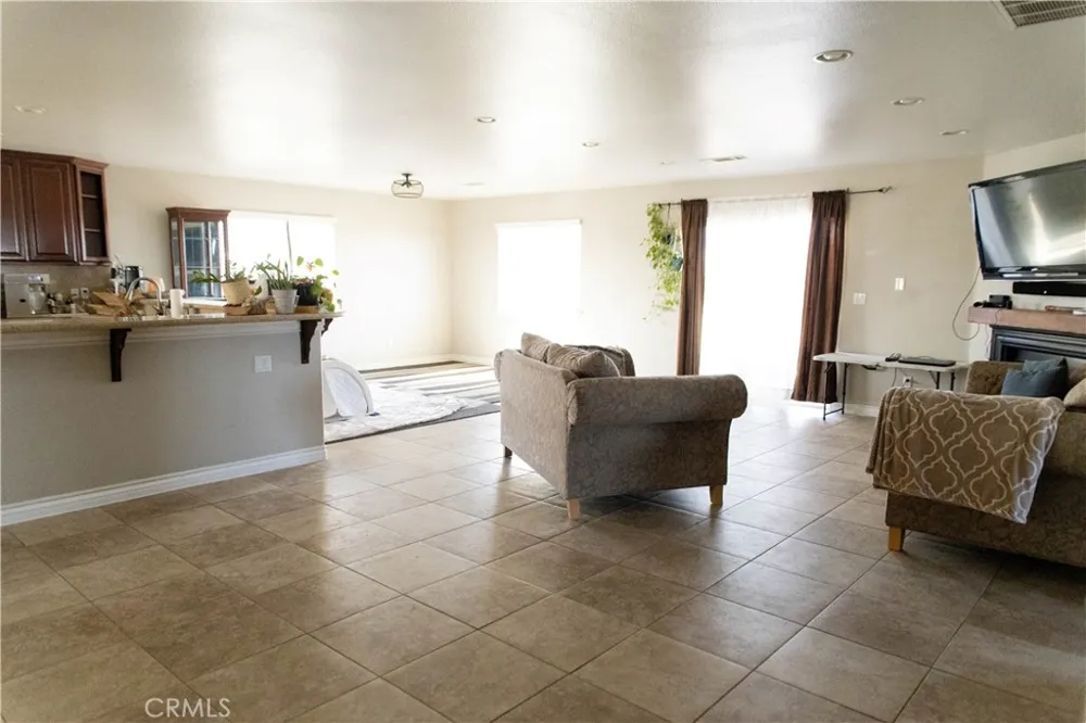 12072 Pacific Phelan, CA 92371