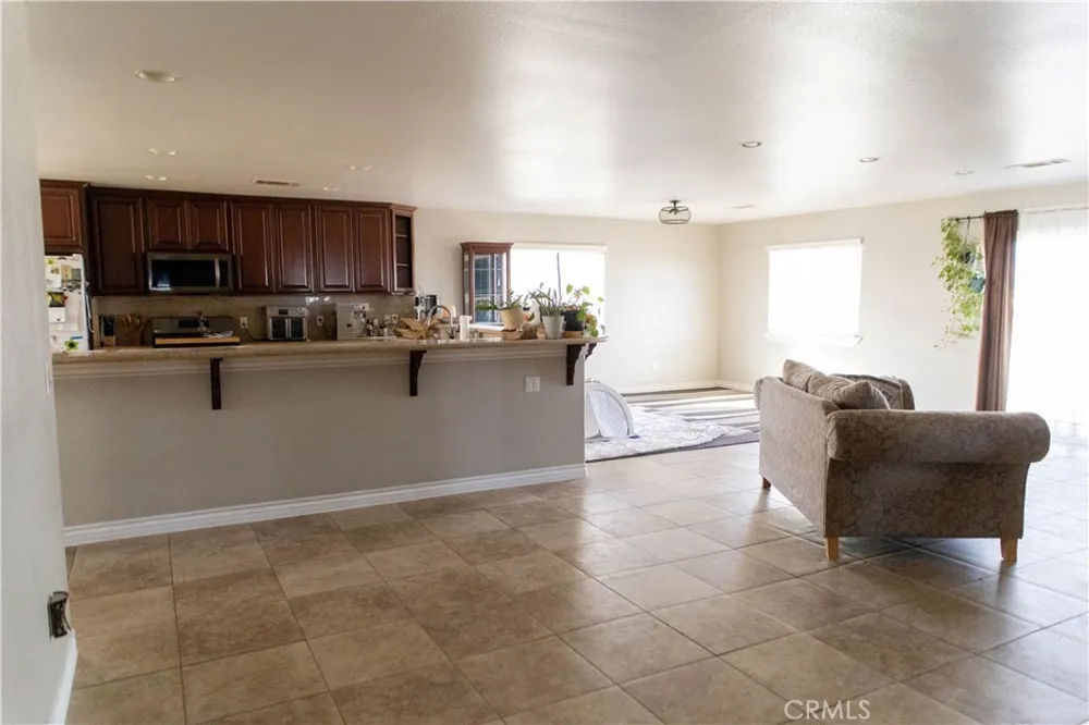 12072 Pacific Phelan, CA 92371