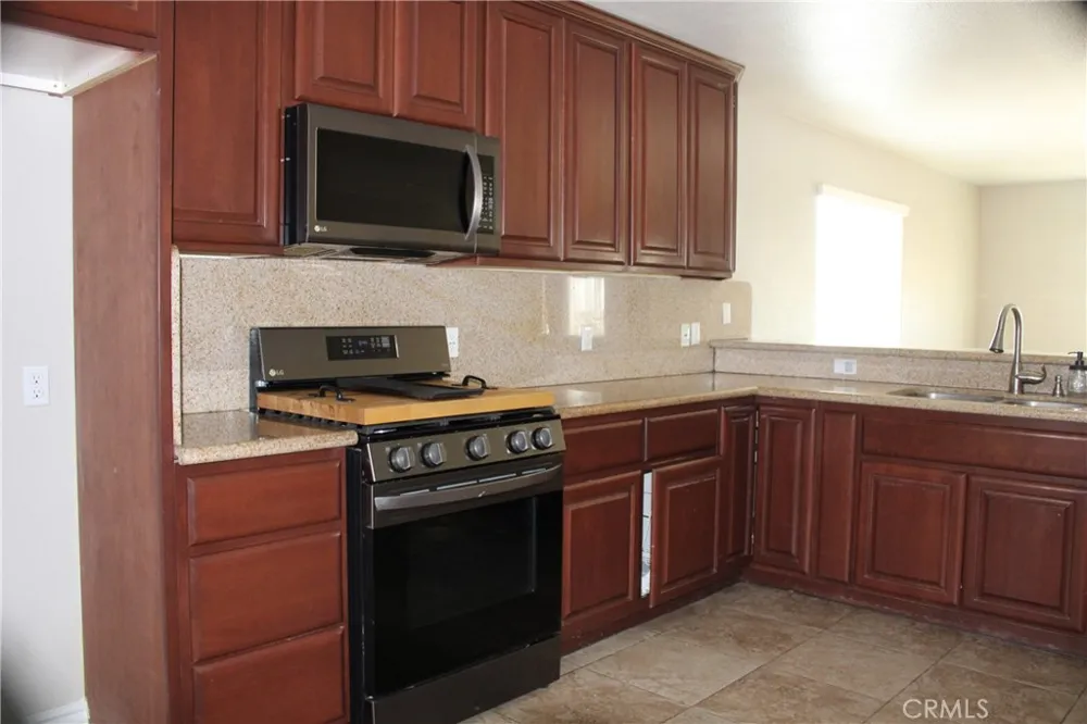 12072 Pacific Phelan, CA 92371