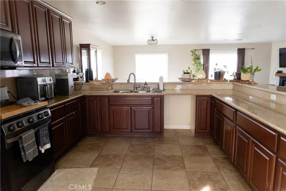12072 Pacific Phelan, CA 92371