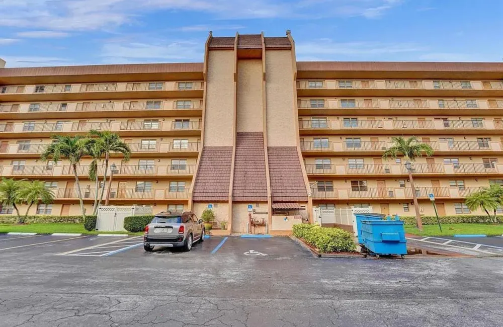 3001 W Rolling Hills #608 Davie, FL 33328
