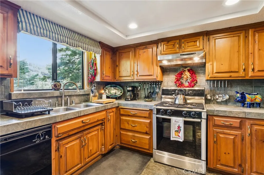 901 Nesthorn Crestline, CA 92325