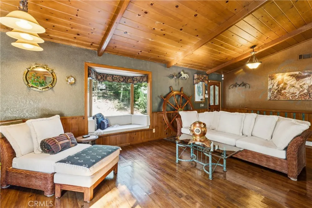 901 Nesthorn Crestline, CA 92325