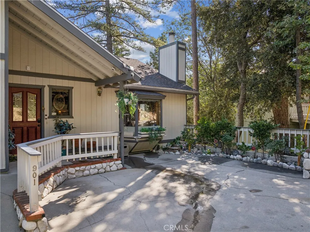 901 Nesthorn Crestline, CA 92325