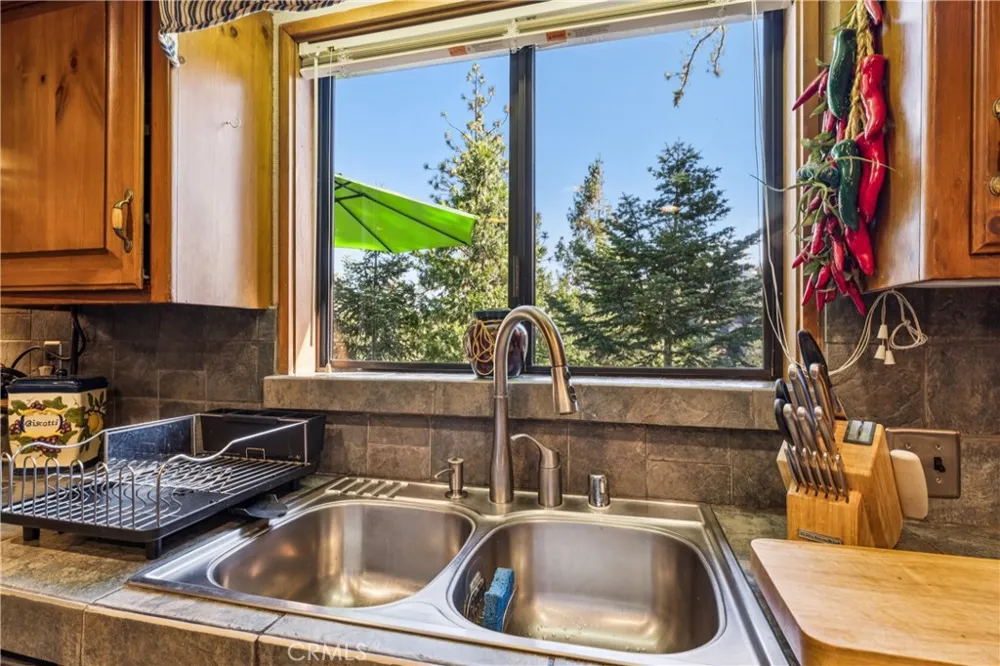 901 Nesthorn Crestline, CA 92325