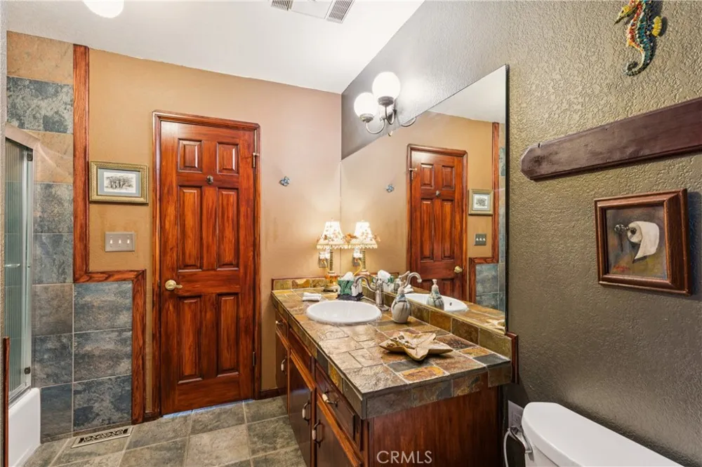 901 Nesthorn Crestline, CA 92325