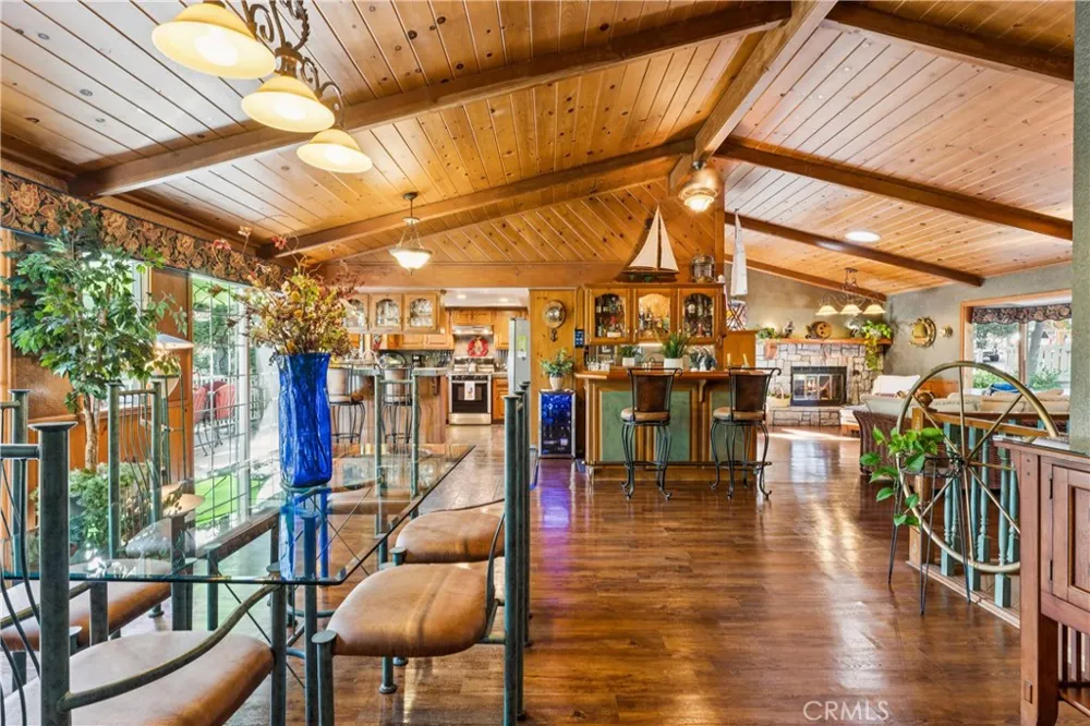 901 Nesthorn Crestline, CA 92325