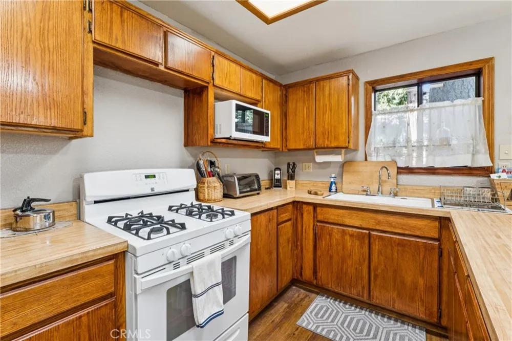 901 Nesthorn Crestline, CA 92325