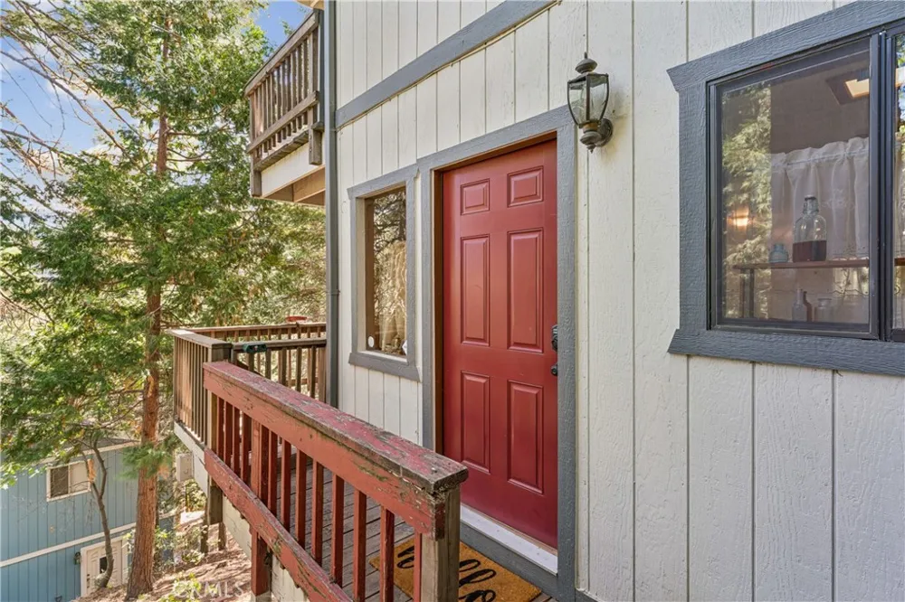 901 Nesthorn Crestline, CA 92325