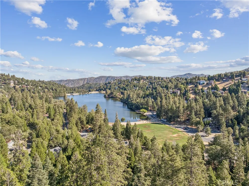 901 Nesthorn Crestline, CA 92325