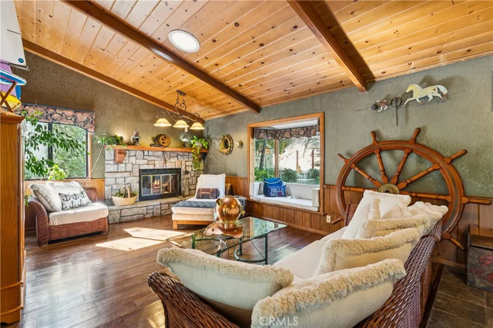 901 Nesthorn Crestline, CA 92325