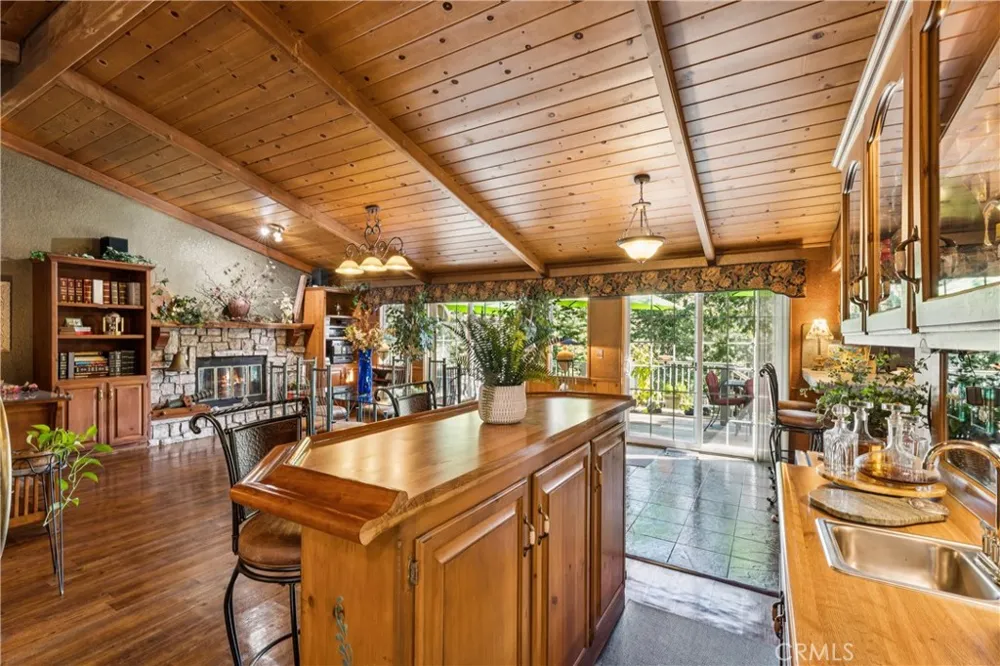 901 Nesthorn Crestline, CA 92325