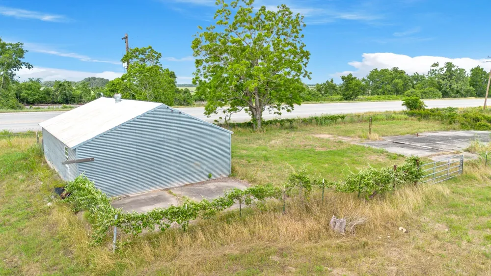 4882 E Us Highway 90a Alleyton, TX 78935