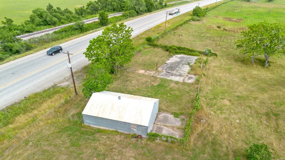 4882 E Us Highway 90a Alleyton, TX 78935