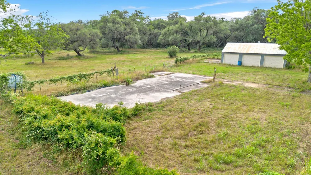 4882 E Us Highway 90a Alleyton, TX 78935