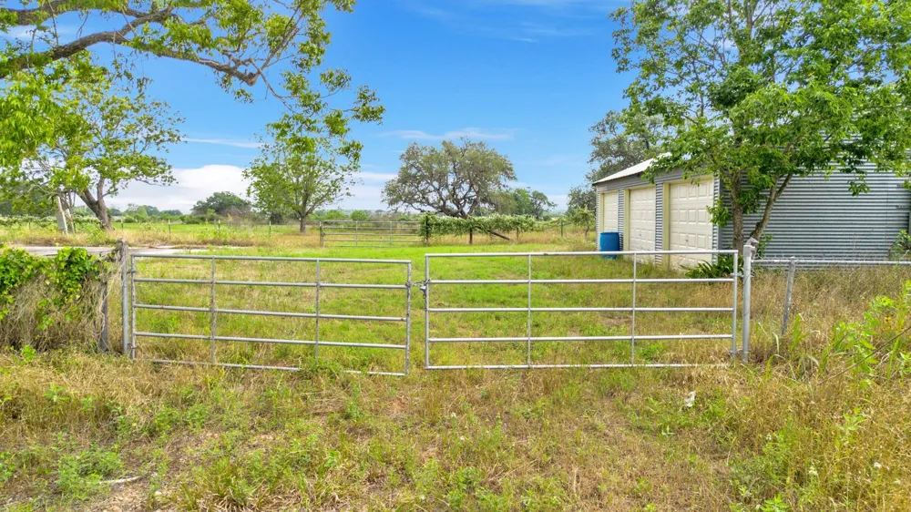 4882 E Us Highway 90a Alleyton, TX 78935