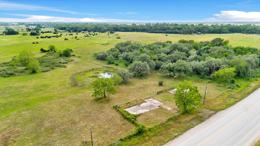 4882 E Us Highway 90a Alleyton, TX 78935