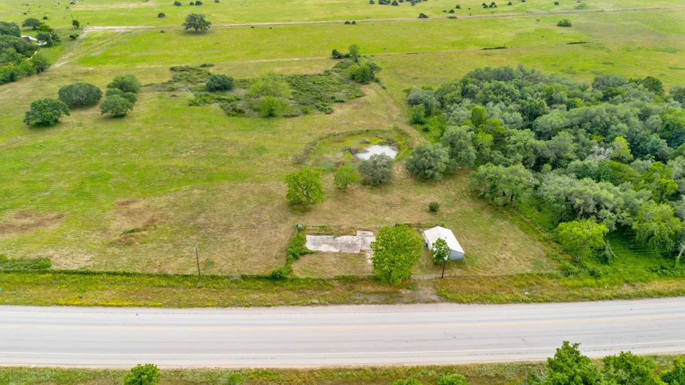 4882 E Us Highway 90a Alleyton, TX 78935