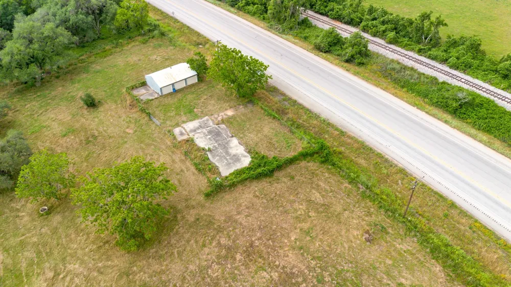 4882 E Us Highway 90a Alleyton, TX 78935