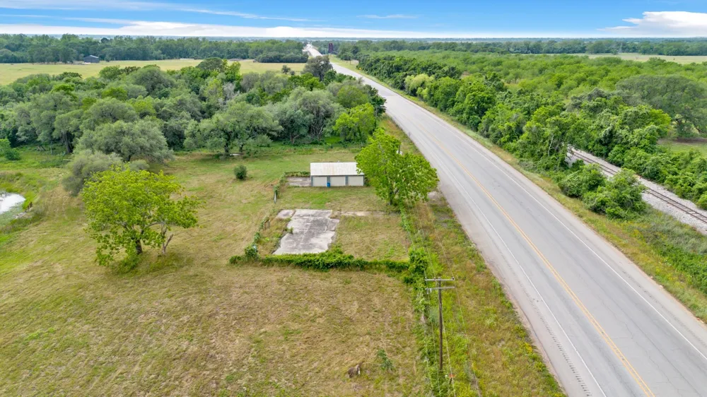 4882 E Us Highway 90a Alleyton, TX 78935