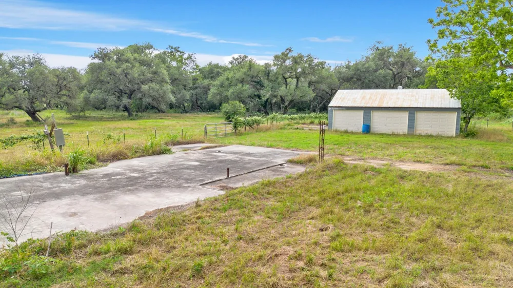 4882 E Us Highway 90a Alleyton, TX 78935