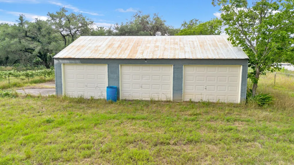4882 E Us Highway 90a Alleyton, TX 78935