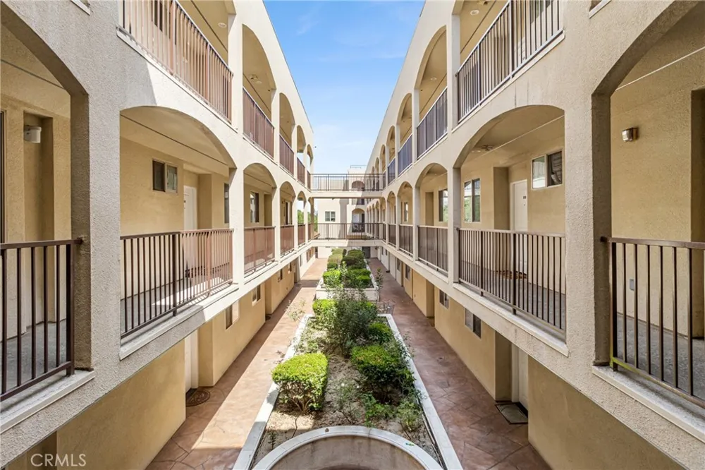 15435 Vanowen Street #207 Van Nuys, CA 91406