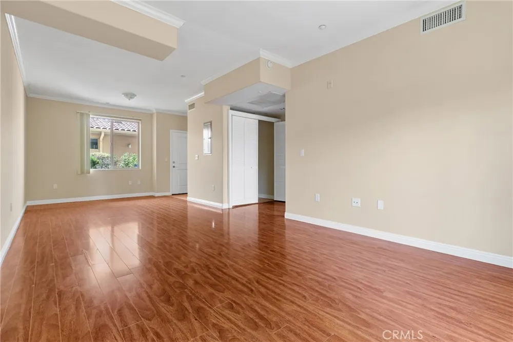 15435 Vanowen Street #207 Van Nuys, CA 91406
