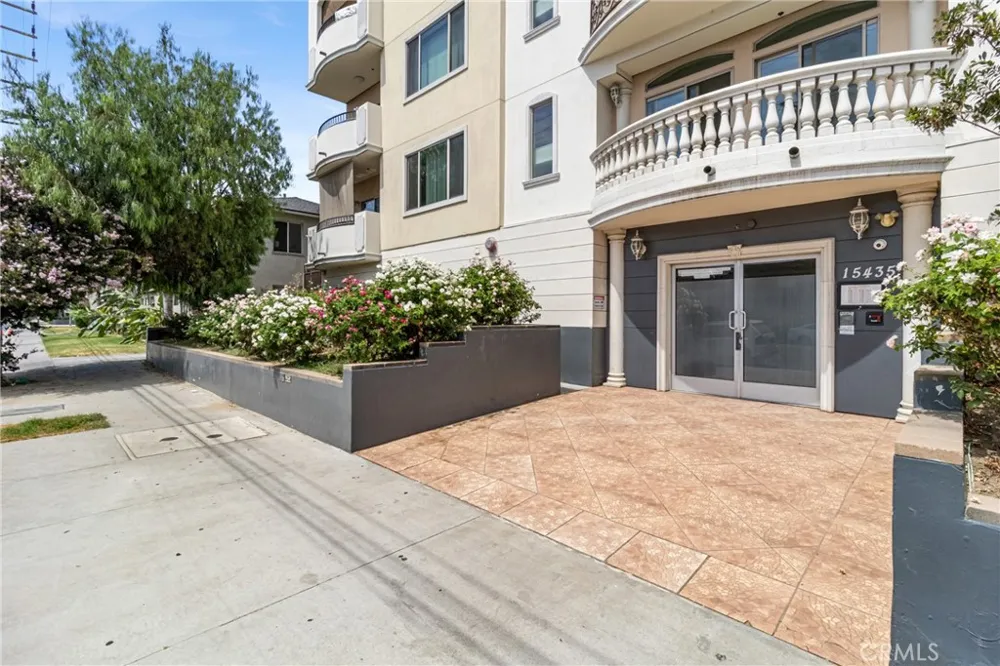 15435 Vanowen Street #207 Van Nuys, CA 91406