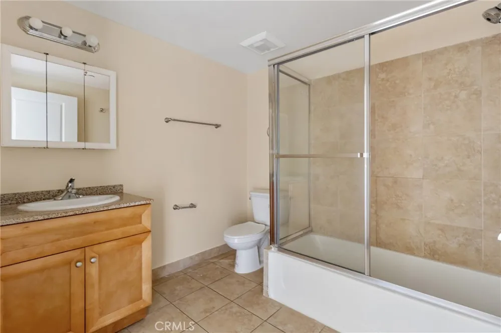 15435 Vanowen Street #207 Van Nuys, CA 91406