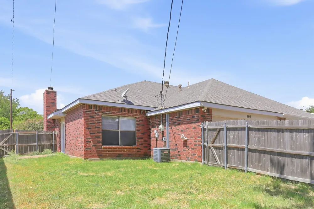 704 Monique Cedar Hill, TX 75104