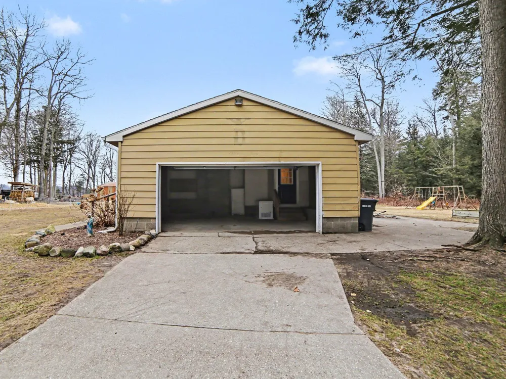 8590 W Thomas Street Shelby, MI 49455
