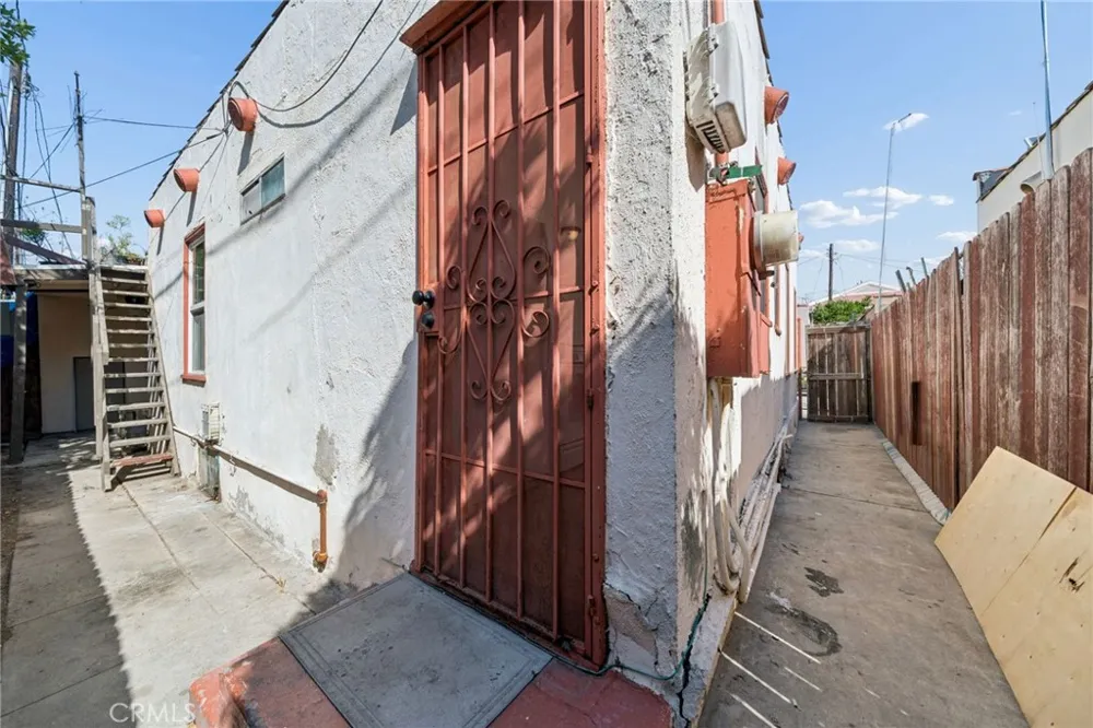 1174 E 9th Street Long Beach, CA 90813
