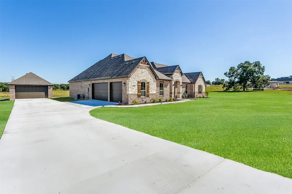 1014 Gonzollas Road Springtown, TX 76082