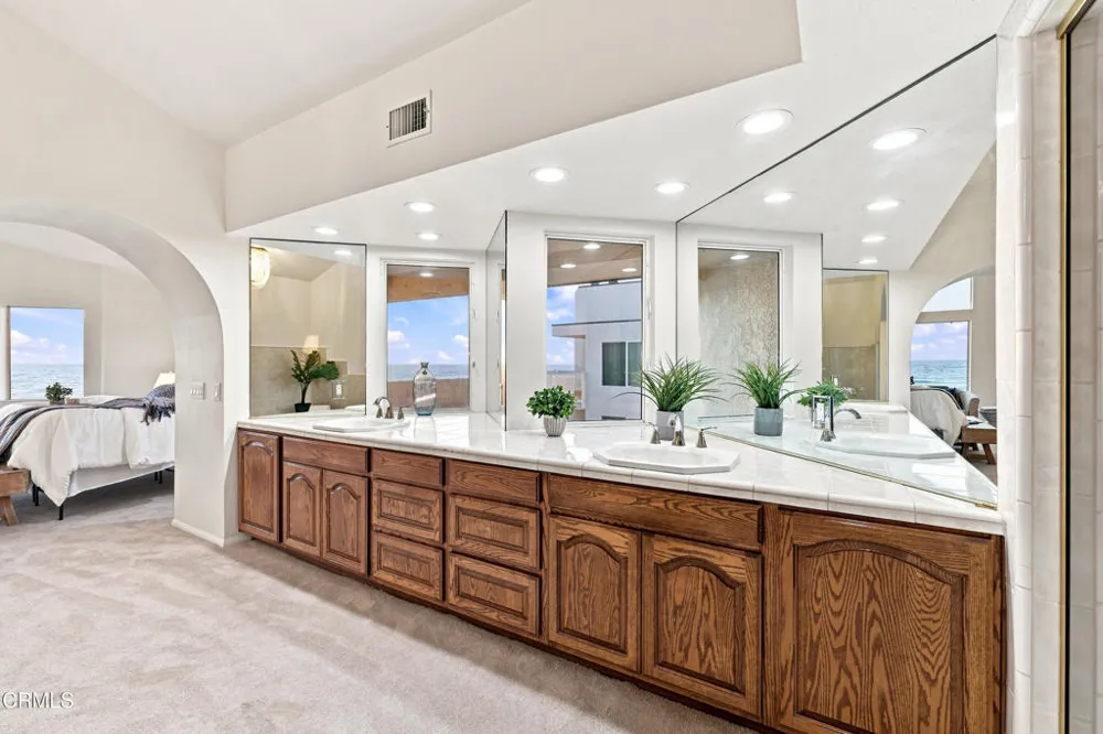 3933 Ocean Drive Oxnard, CA 93035