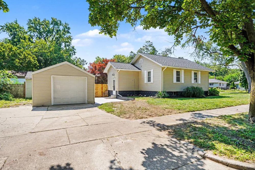 934 Diamond Avenue NE Grand Rapids, MI 49503