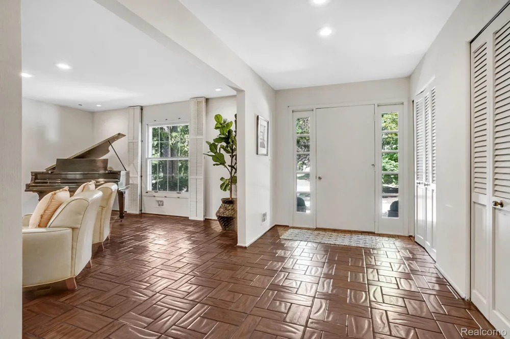 4855 Thorntree Drive West Bloomfield Charter Township, MI 48322