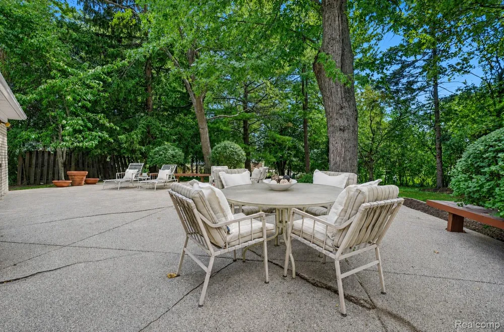 4855 Thorntree Drive West Bloomfield Charter Township, MI 48322