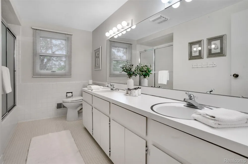 4855 Thorntree Drive West Bloomfield Charter Township, MI 48322