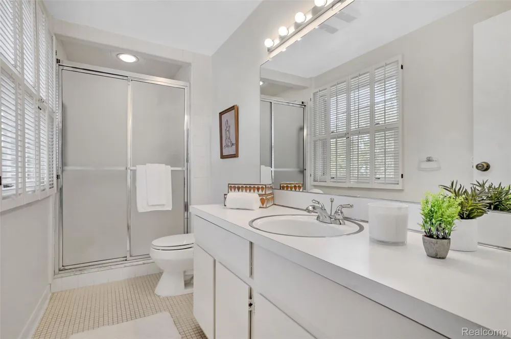 4855 Thorntree Drive West Bloomfield Charter Township, MI 48322