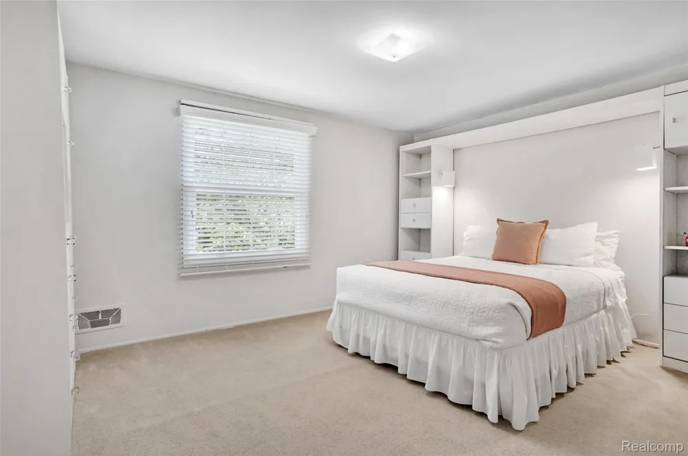 4855 Thorntree Drive West Bloomfield Charter Township, MI 48322