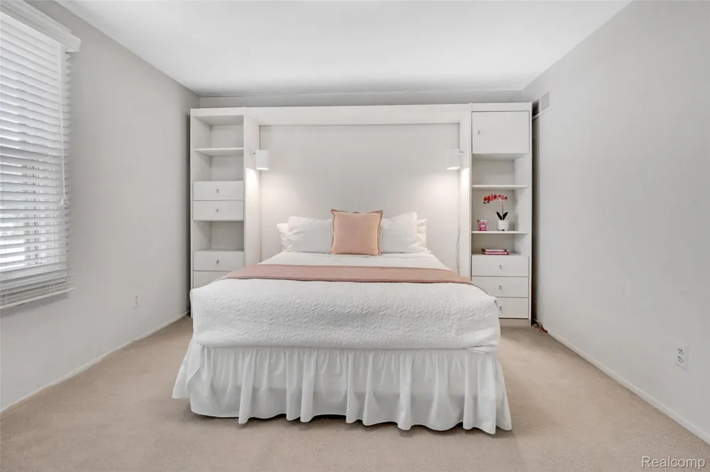 4855 Thorntree Drive West Bloomfield Charter Township, MI 48322