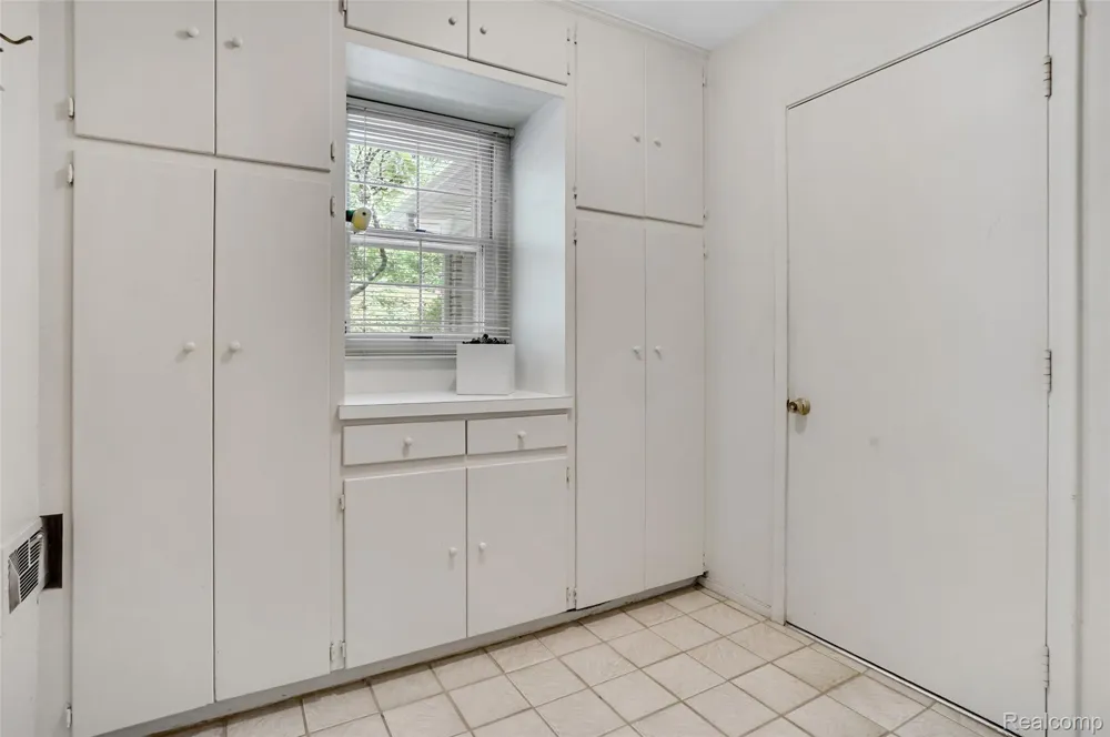 4855 Thorntree Drive West Bloomfield Charter Township, MI 48322